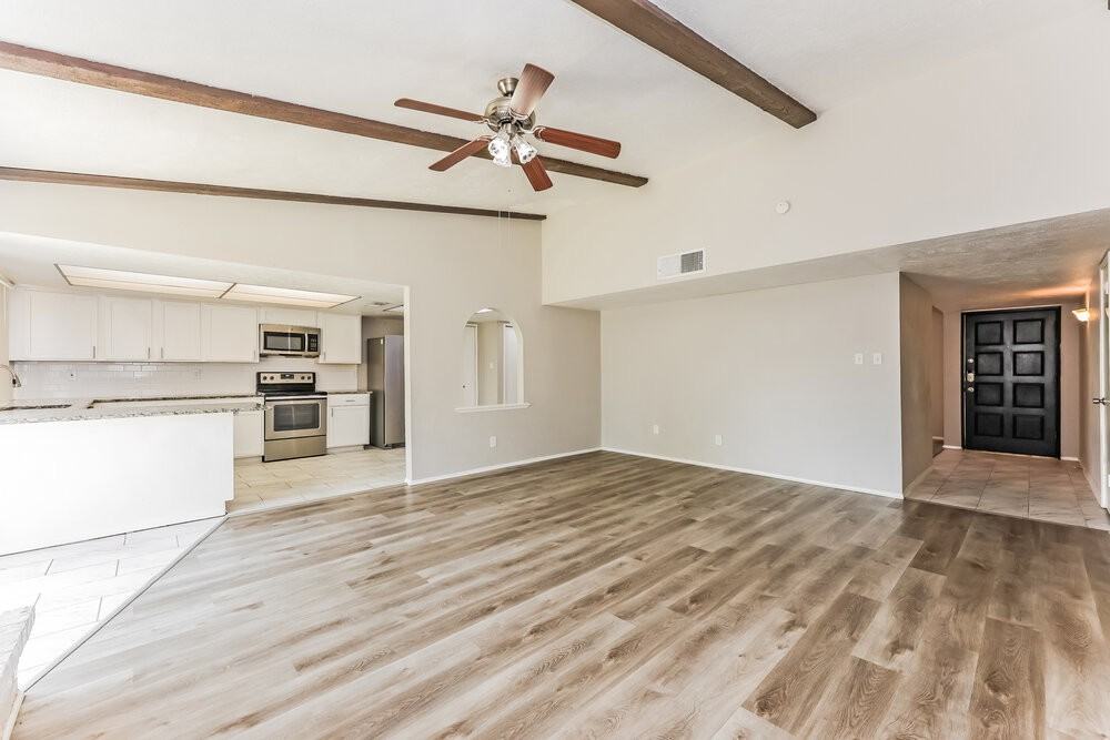 902 Live Oak Dr - Photo 3 of 16