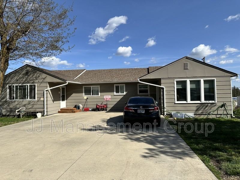 1221 2nd St - Photo 2 of 3