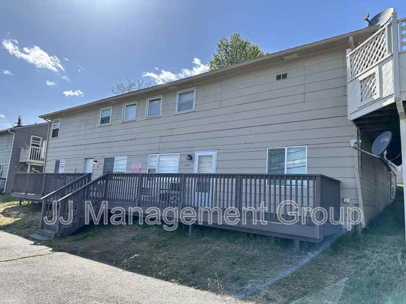 1221 2nd St - Photo 3 of 3