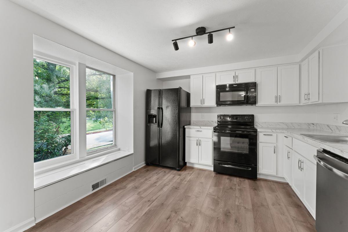 8161 Sheffield Ct - Photo 2 of 24