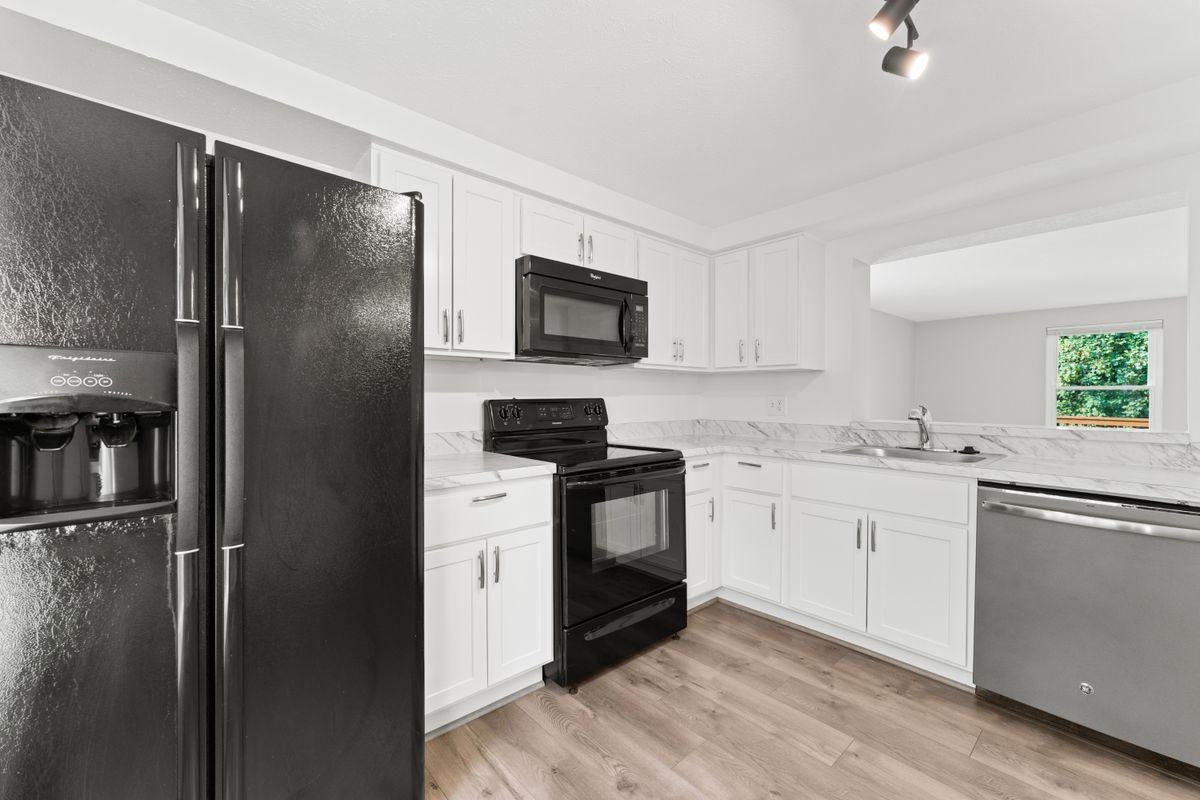 8161 Sheffield Ct - Photo 3 of 24