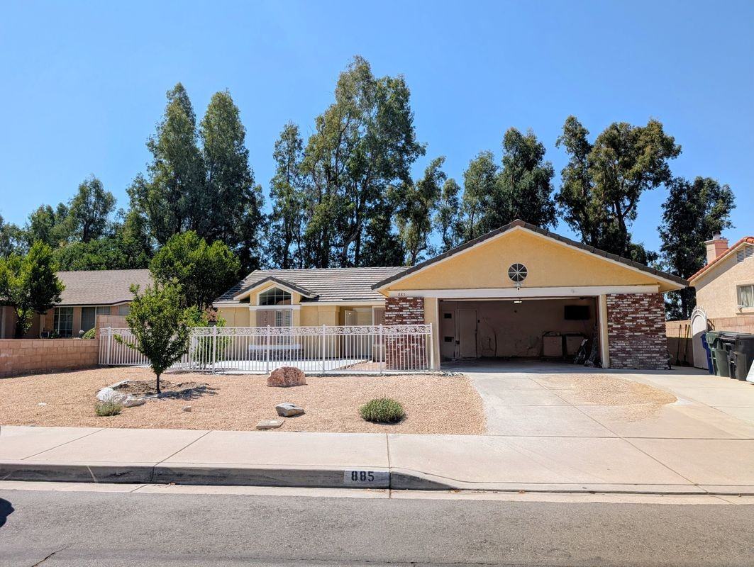 885 W 56th St - Photo 2 of 15