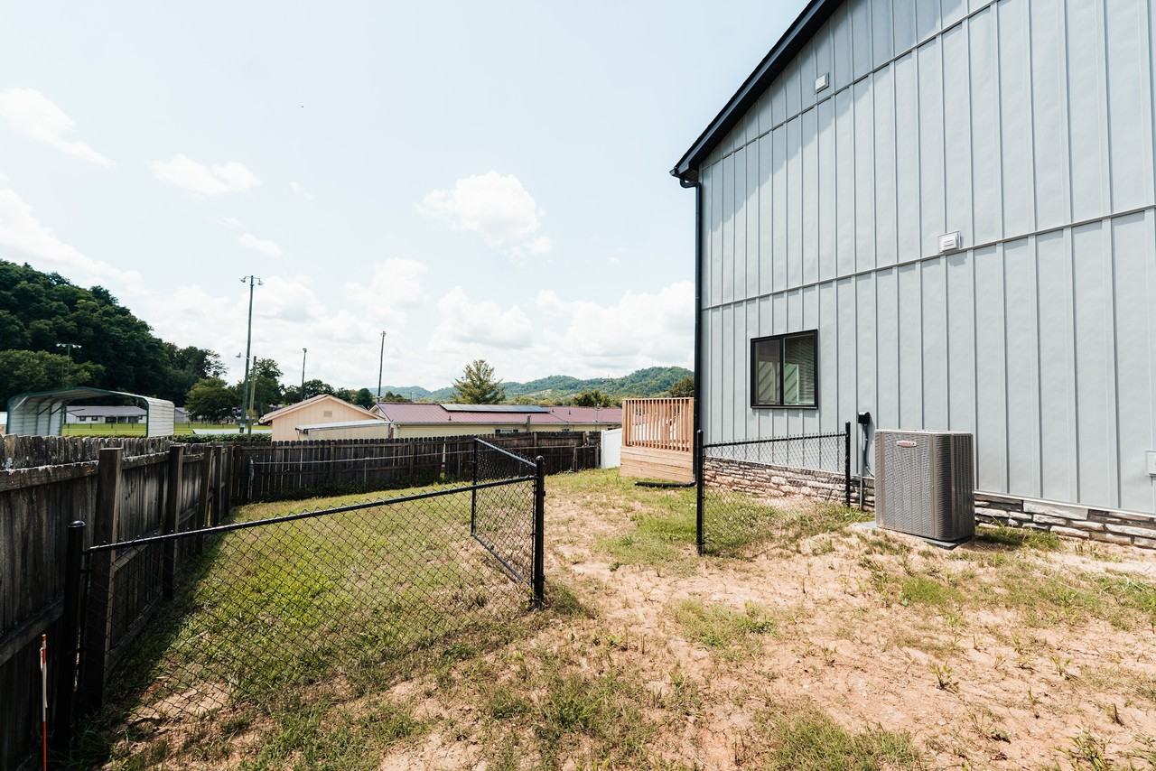 224 Hillcrest St #101 - Photo 5 of 19