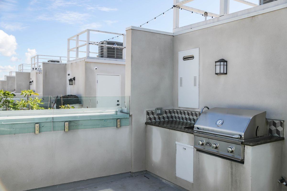 1828 1/2 S Redondo Blvd - Photo 4 of 16