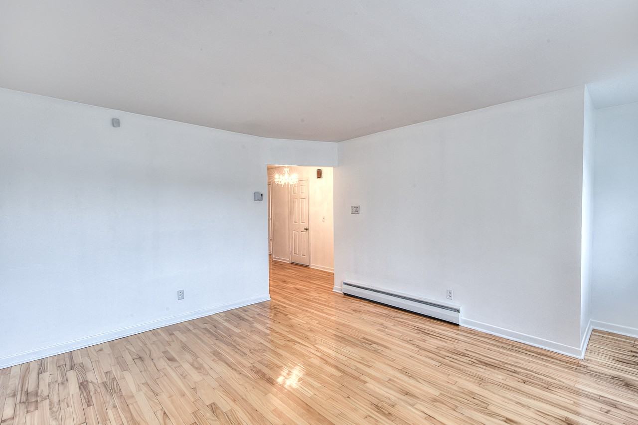 5560 Rue Desmarteau - Photo 3 of 17