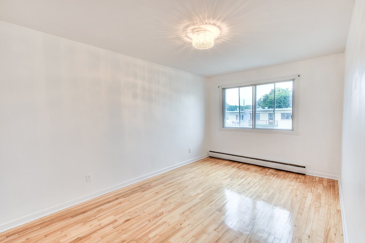 5560 Rue Desmarteau - Photo 5 of 17