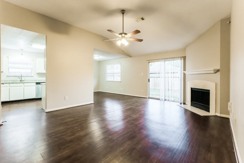 28906 Loddington St - Photo 4 of 16