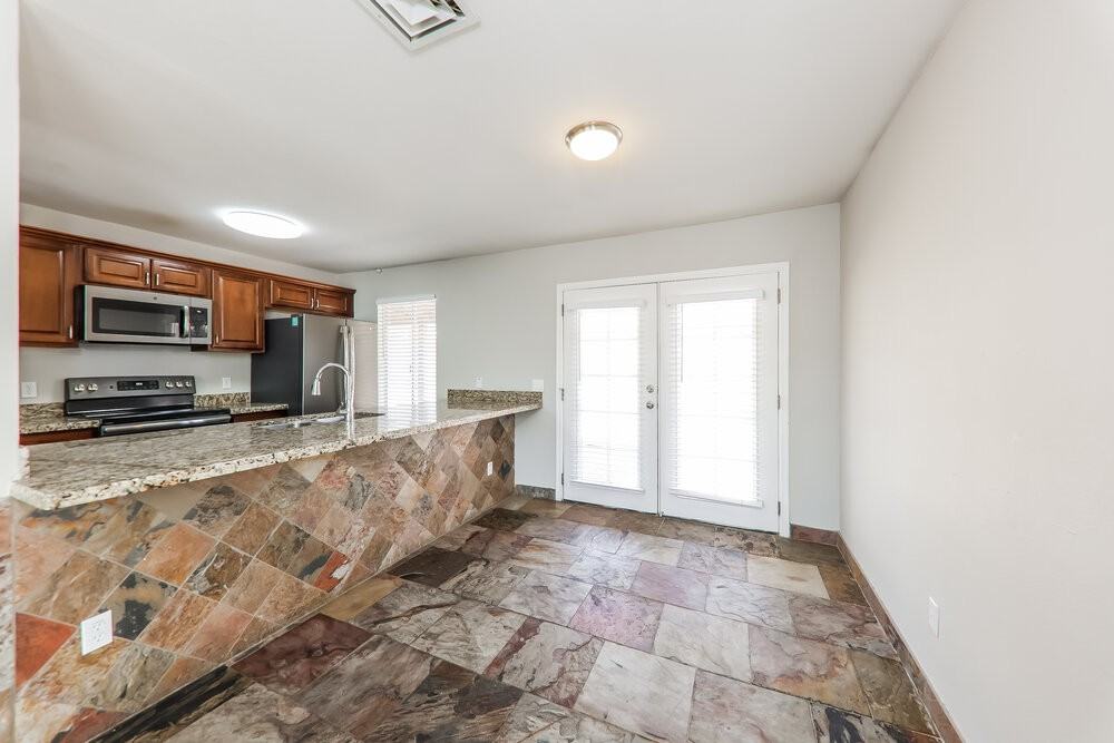 3310 W Rose Garden Ln - Photo 5 of 16