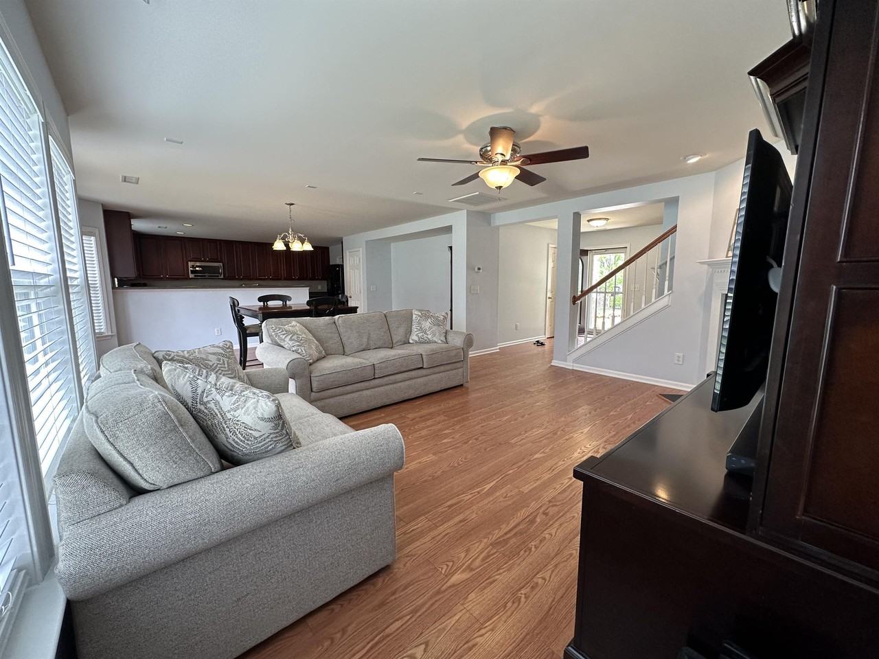 350 Ashdale Dr - Photo 3 of 12