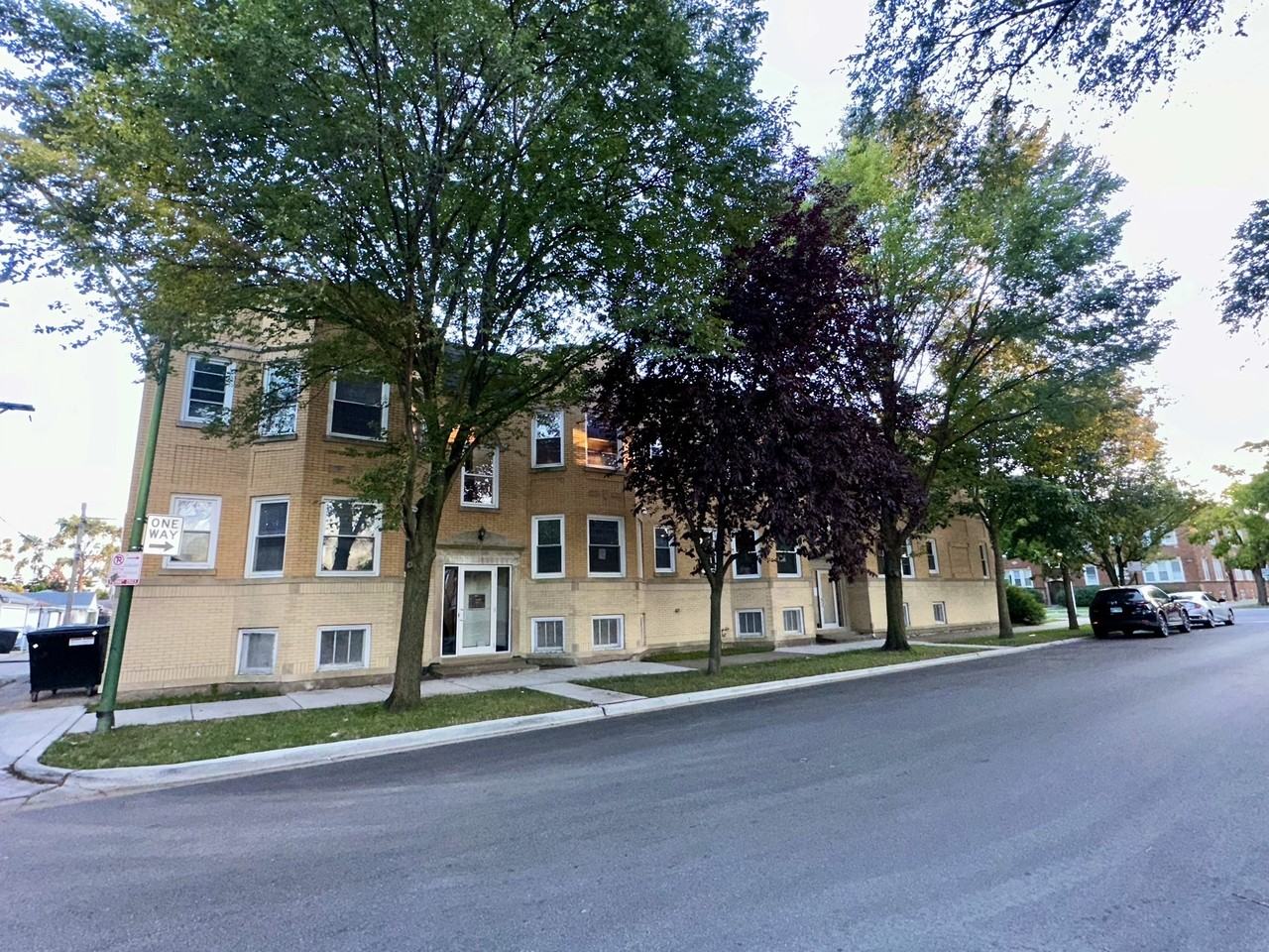 5453 West Wellington Avenue - Photo 4 of 11