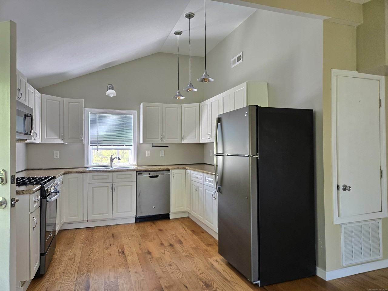 190 Short Beach Road - Photo 4 of 10