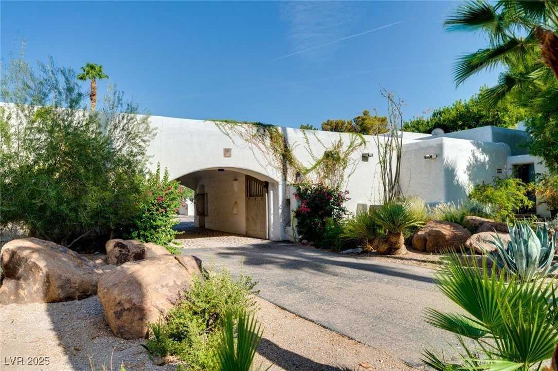 7330 N Rainbow Blvd - Photo 6 of 50