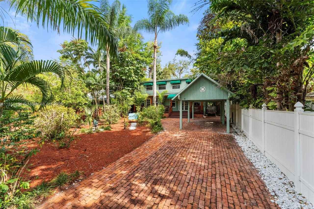 918 Tequesta St - Photo 4 of 39