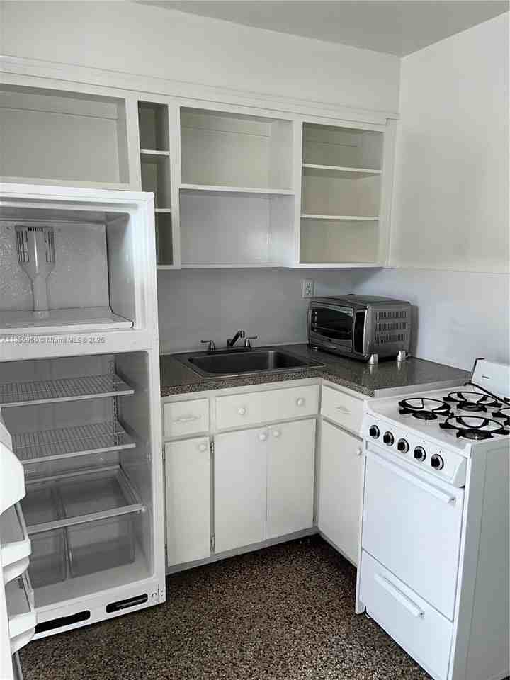 2023 Taylor St #2023 - Photo 5 of 16