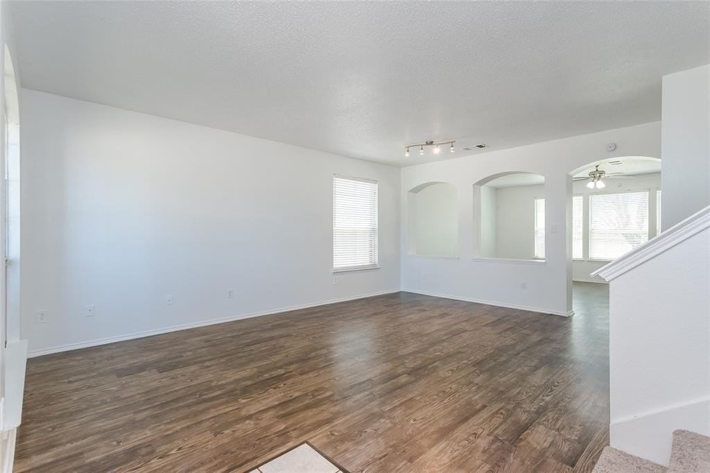 513 Pineview Ln - Photo 4 of 29