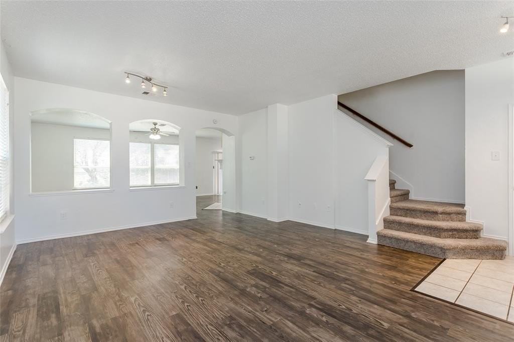 513 Pineview Ln - Photo 5 of 29