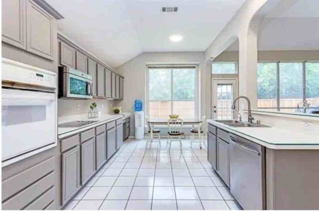 7512 Brookview Dr - Photo 7 of 20