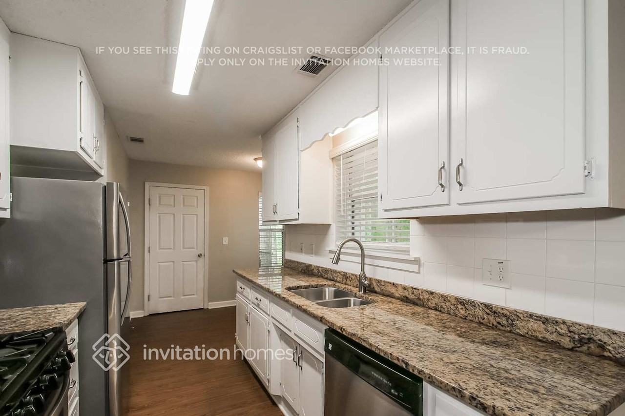 225 Woodcrest Dr - Photo 7 of 17