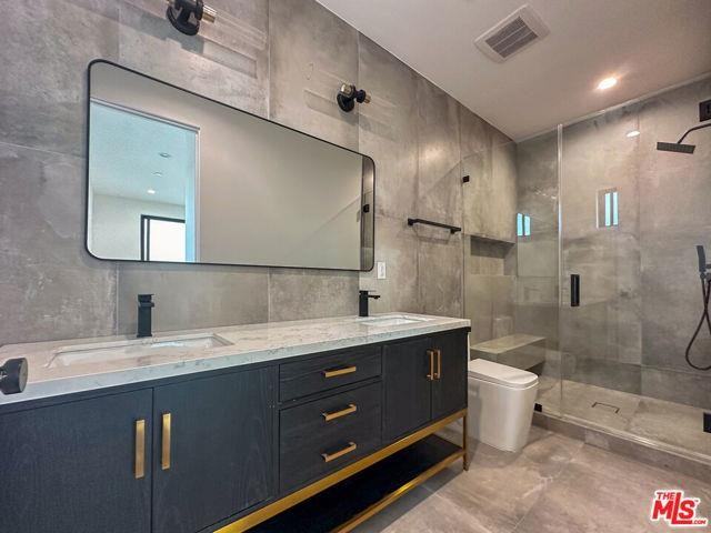 13843 Burbank Blvd - Photo 3 of 8