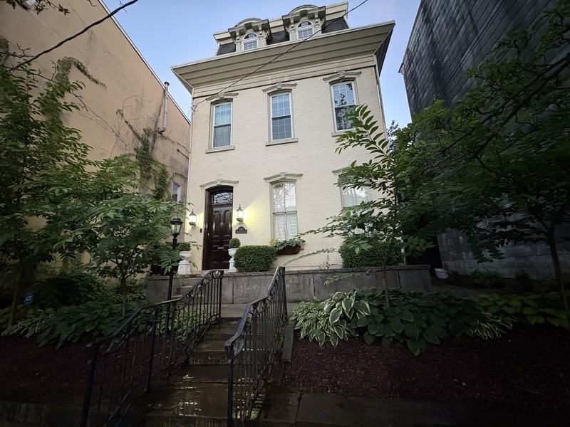 615 W Market St - Photo 2 of 28