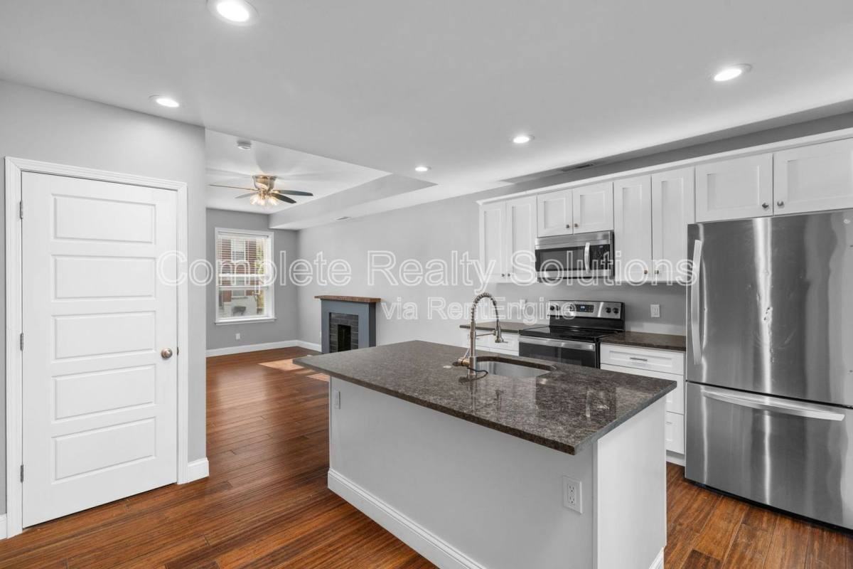 3466 S Spring Ave - Photo 2 of 10