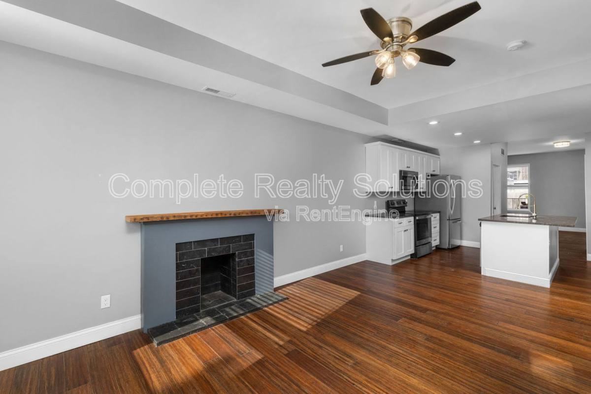 3466 S Spring Ave - Photo 3 of 10