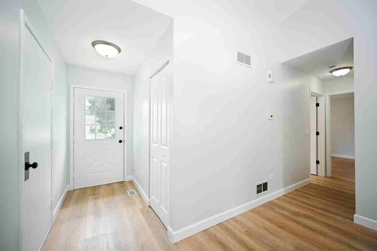 1123 Crimson Ct - Photo 2 of 18