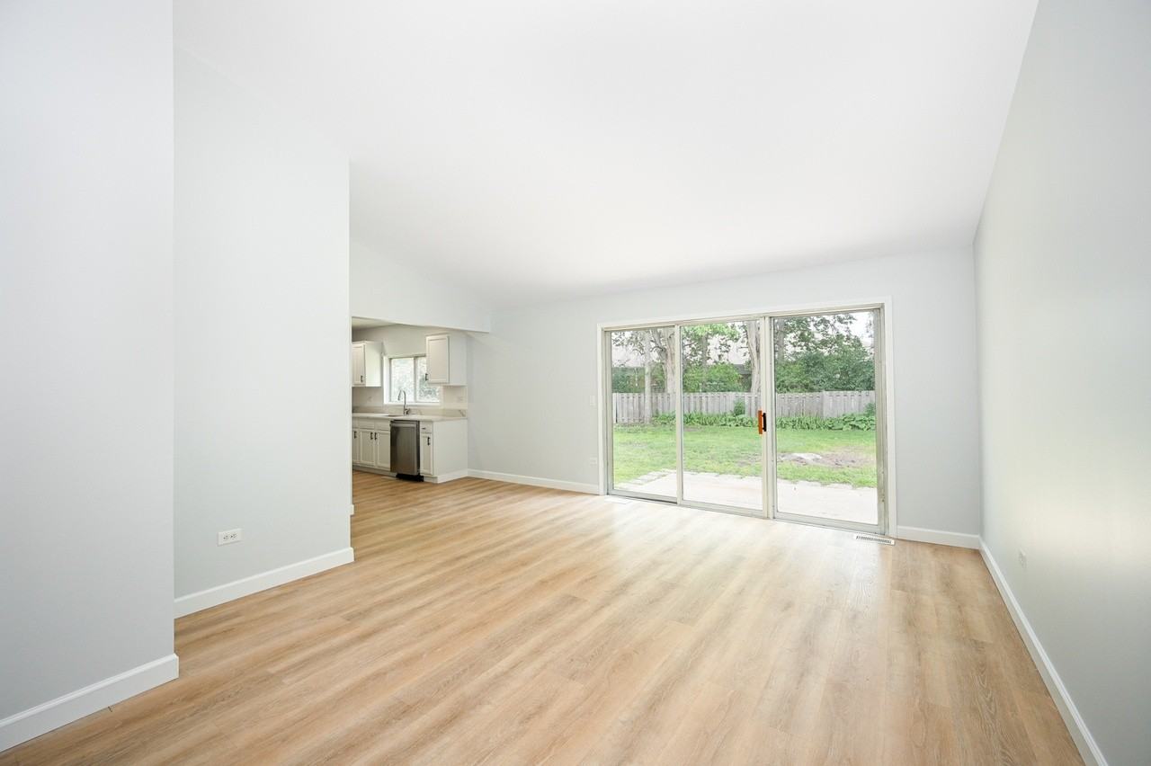 1123 Crimson Ct - Photo 3 of 18