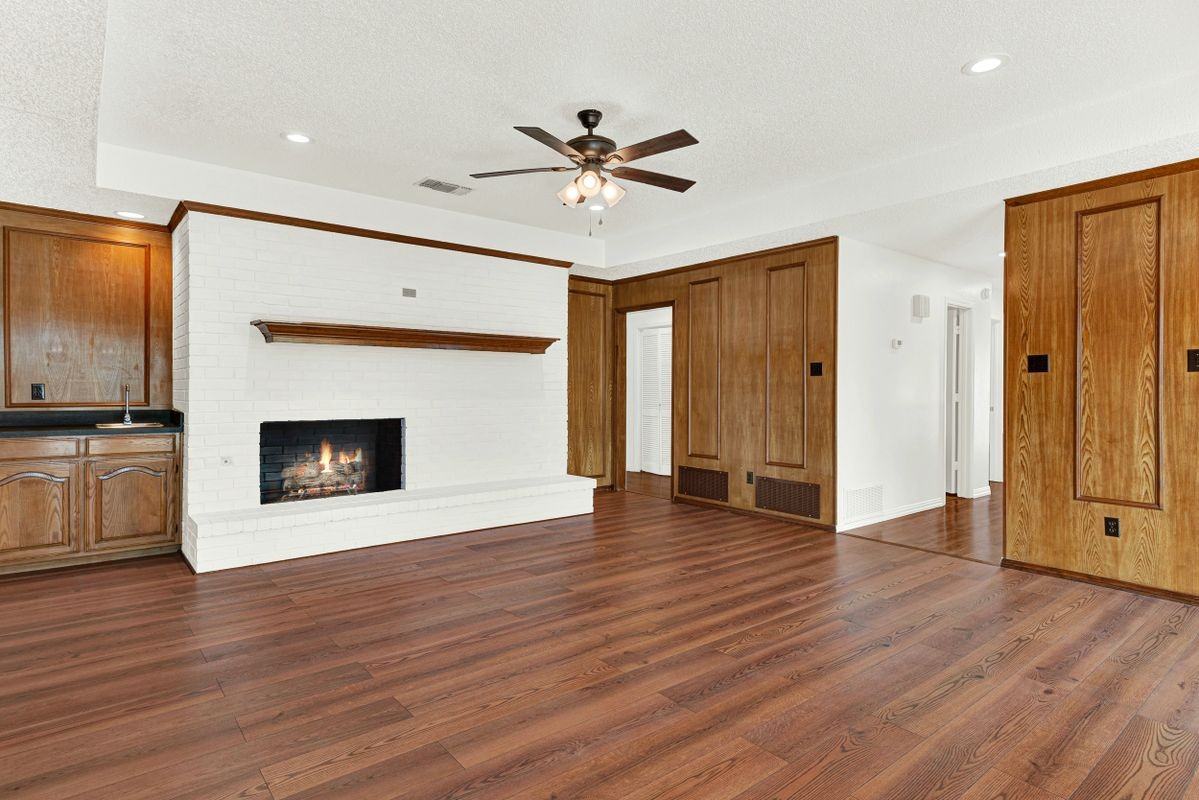 2713 Pinery Ln - Photo 2 of 4