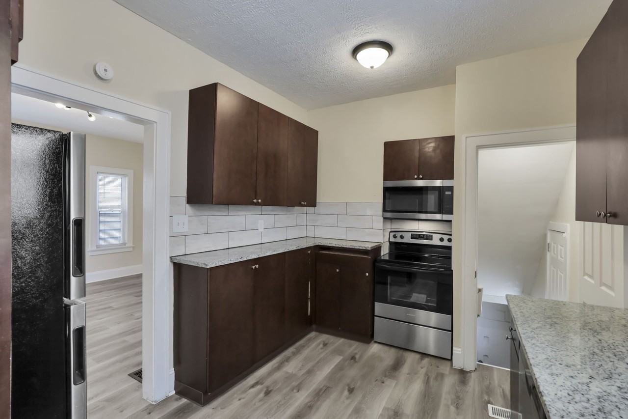 418 Townsend Ave #NA - Photo 3 of 31