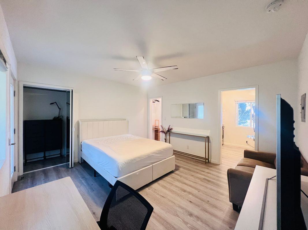 5525 Harold Way ##18 - Photo 3 of 17