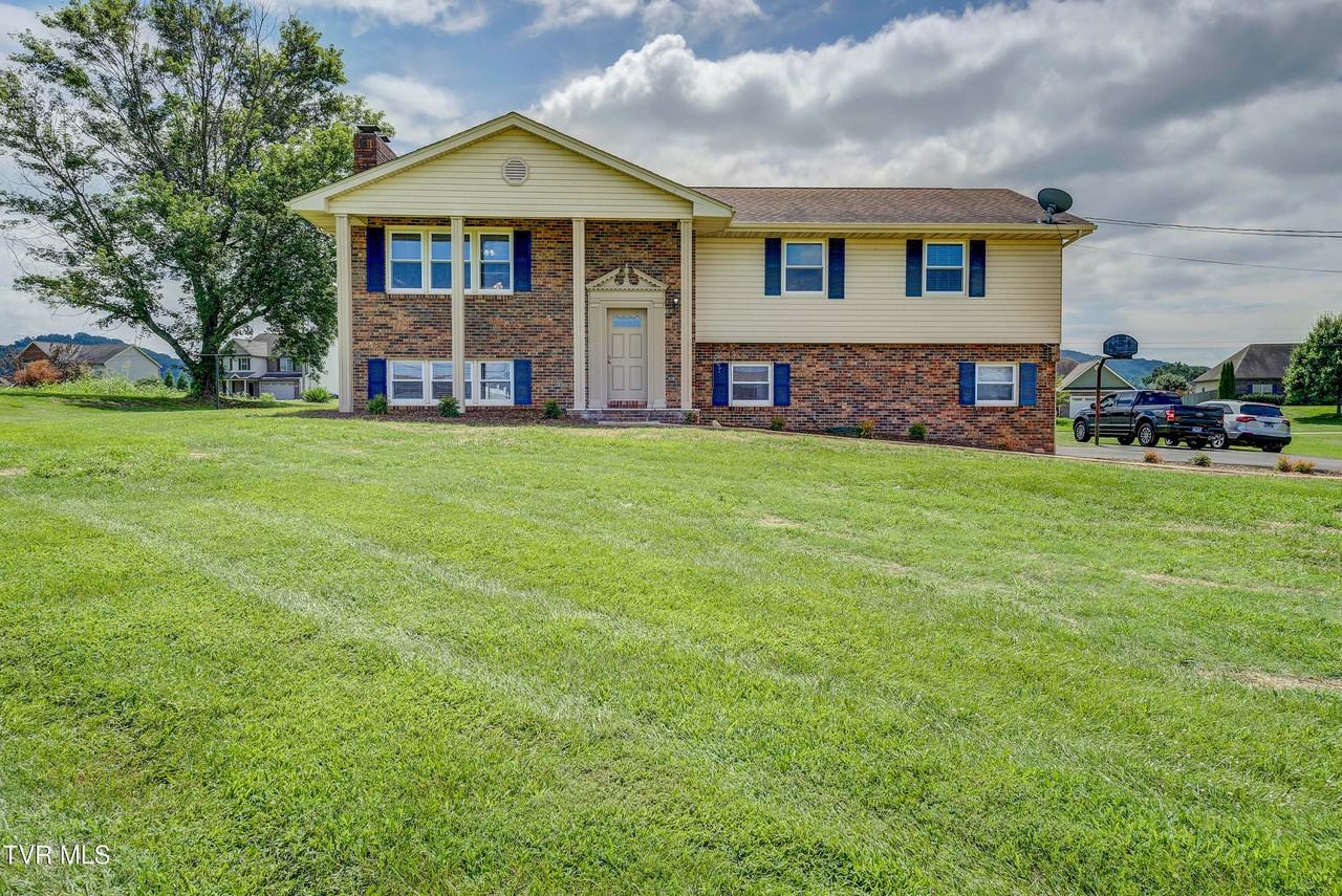 938 Suncrest Dr - Photo 2 of 47