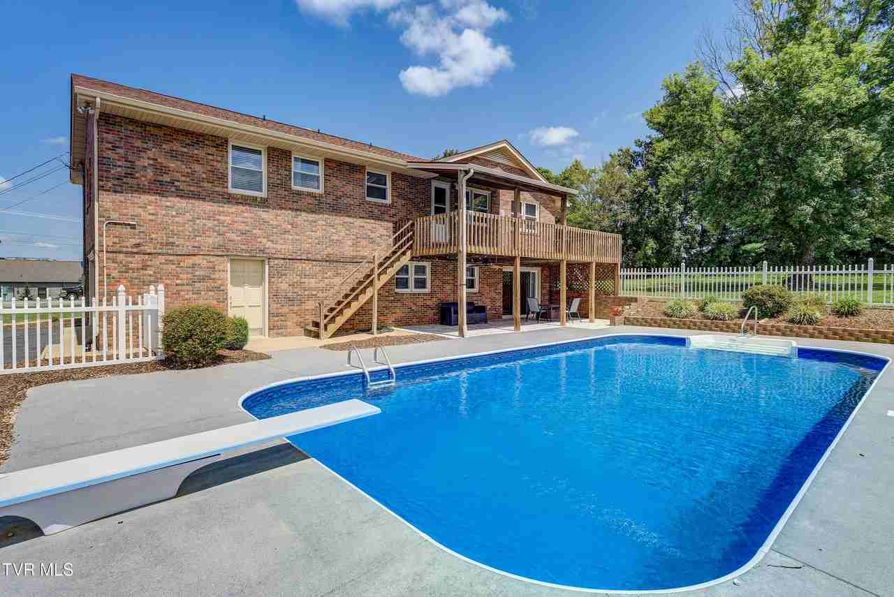 938 Suncrest Dr - Photo 3 of 47