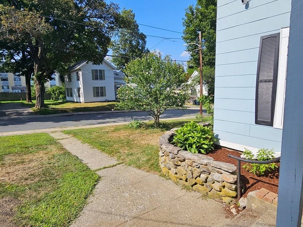 44 Chestnut St - Photo 4 of 26