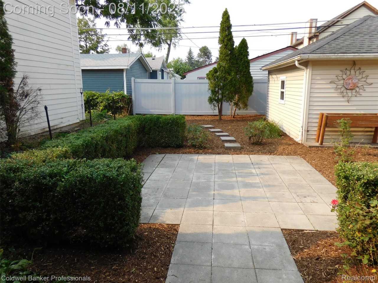 891 Humphrey Ave - Photo 3 of 28