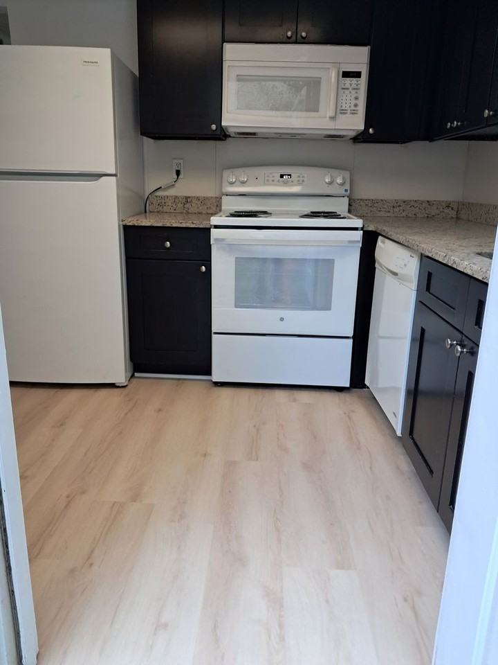 686 17th St - Photo 2 of 15