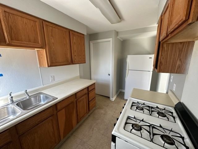 913 Lakewood Ave - Photo 2 of 18