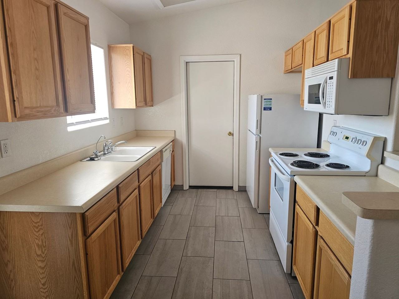 2440 Huntington Dr - Photo 6 of 16