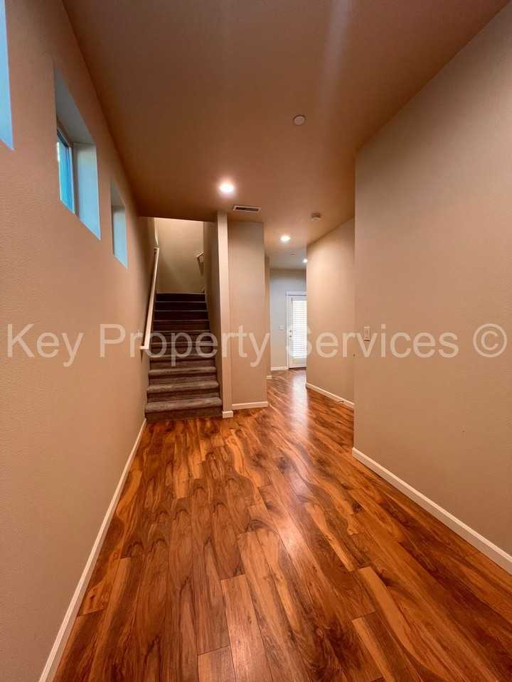 3117 Ne 74th St - Photo 2 of 34