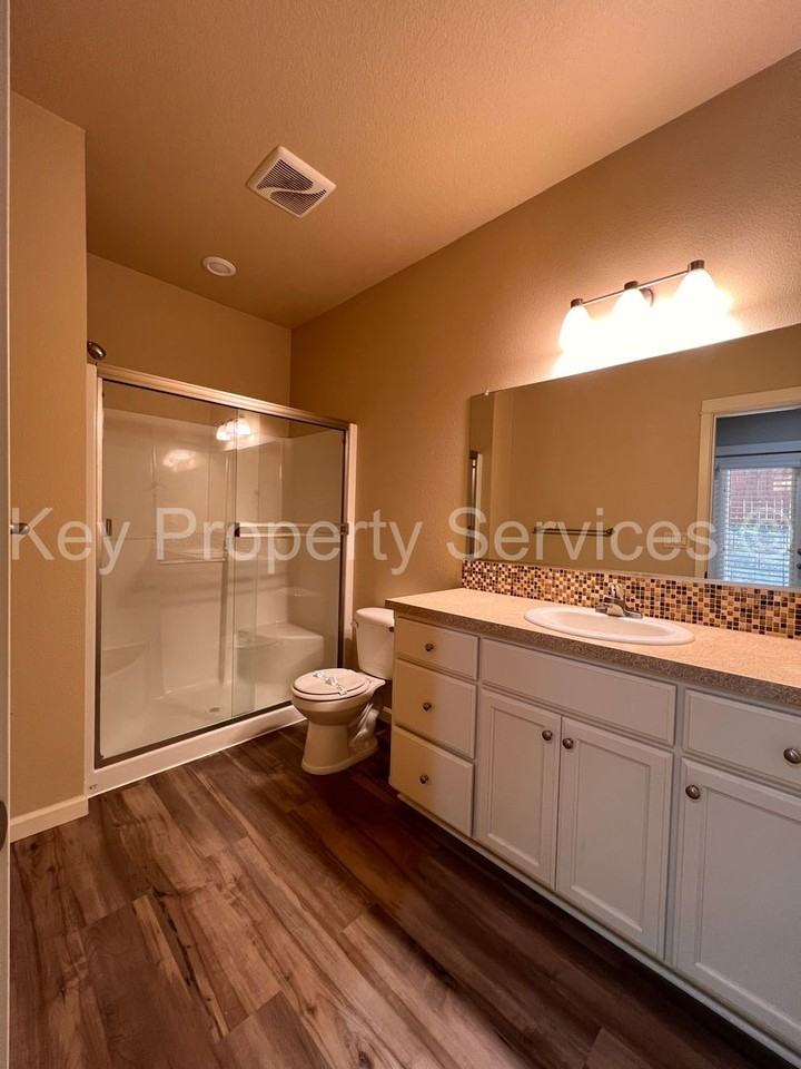 3117 Ne 74th St - Photo 7 of 34