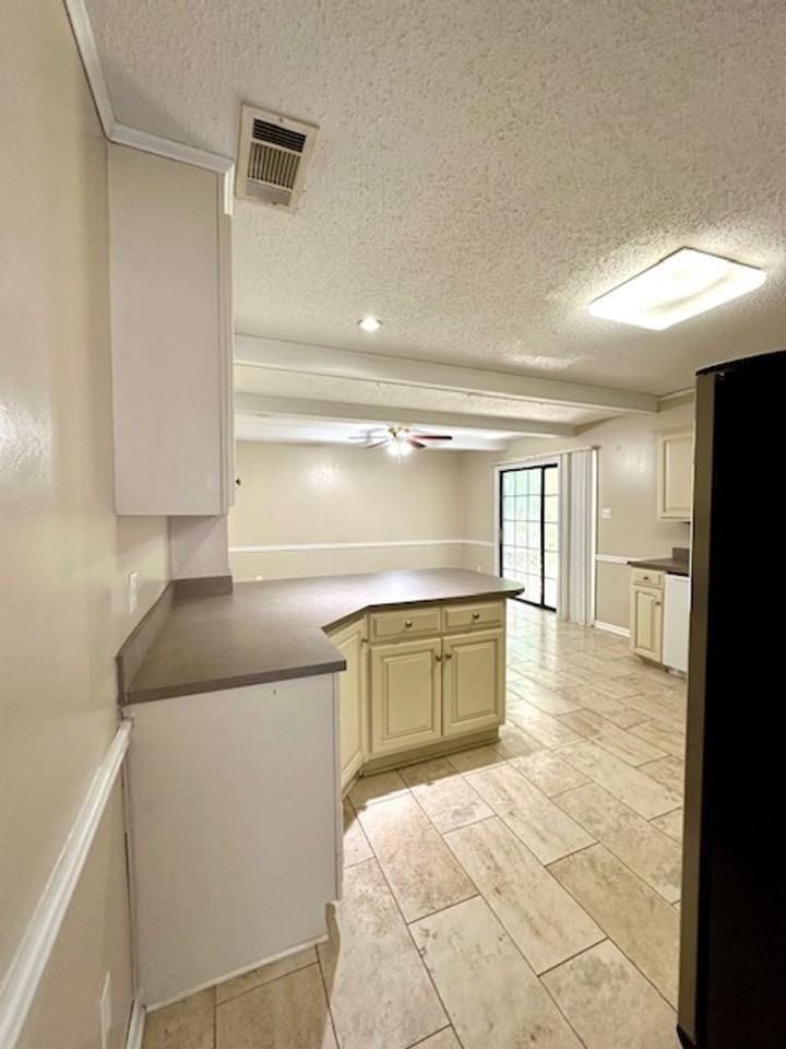 918 Abilene Dr E - Photo 3 of 18