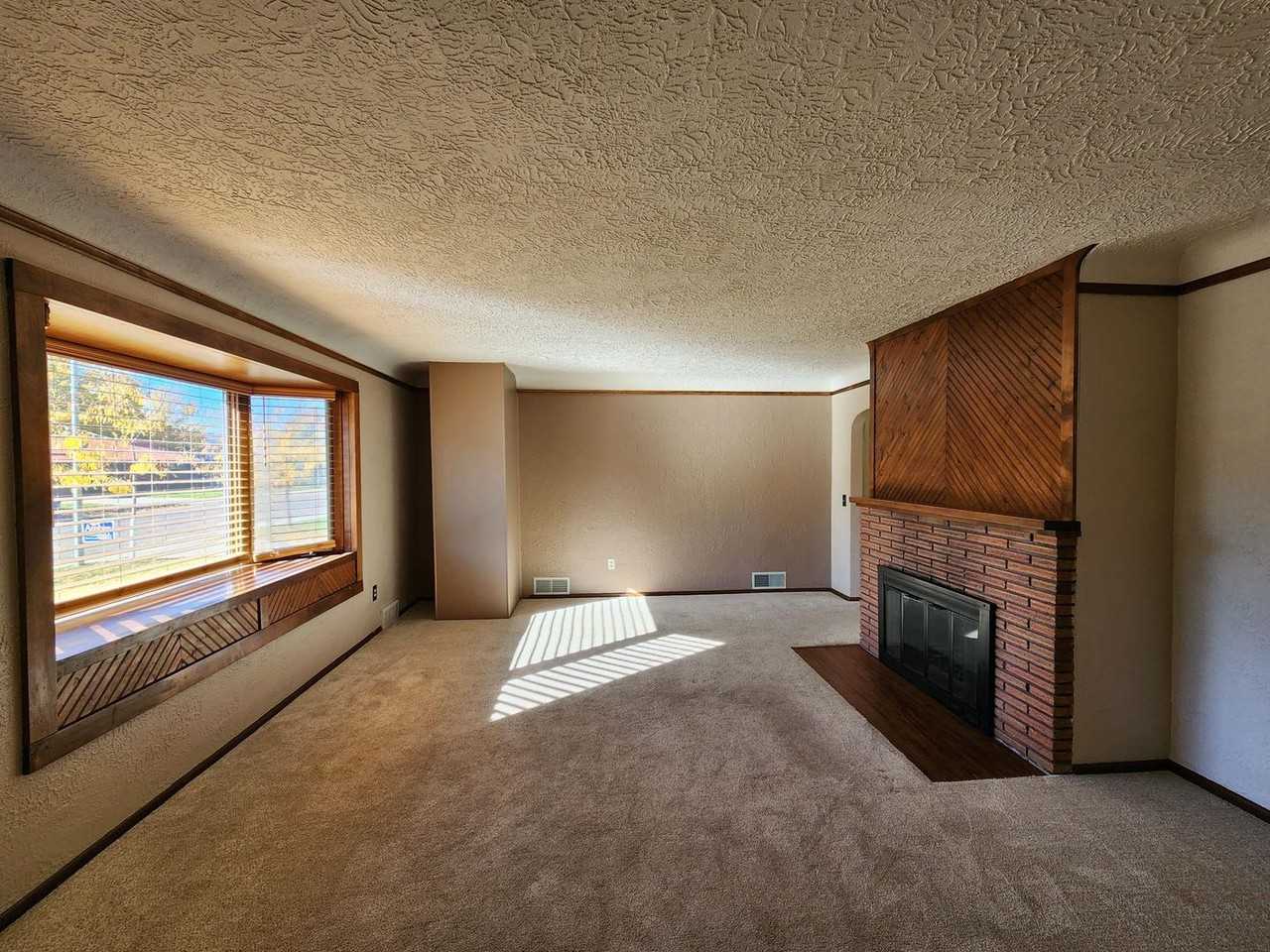 1922 34th St - Photo 3 of 27