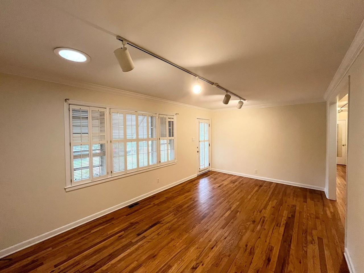 2310 Lindmont Ave - Photo 3 of 27