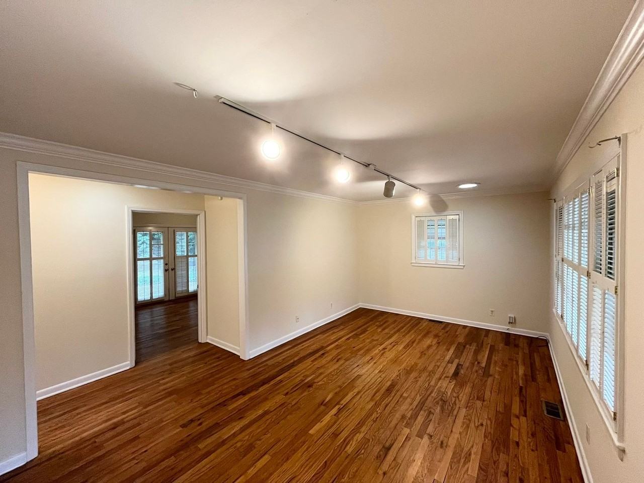 2310 Lindmont Ave - Photo 4 of 27