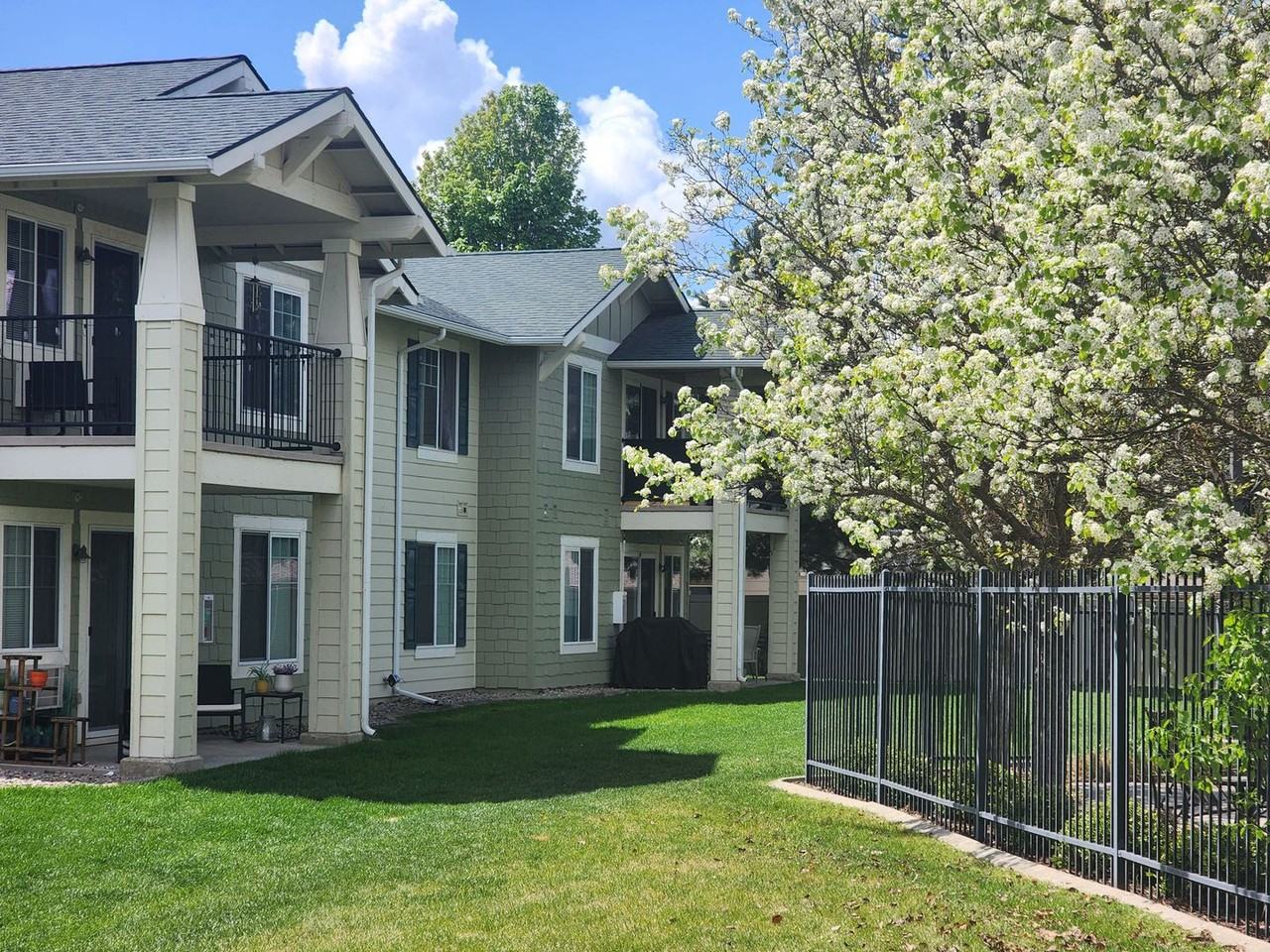 Selkirk Lodge Apartments - Photo 2 of 50