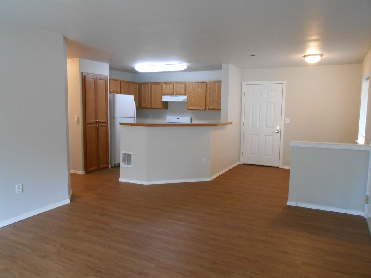 Selkirk Lodge Apartments - Photo 5 of 50