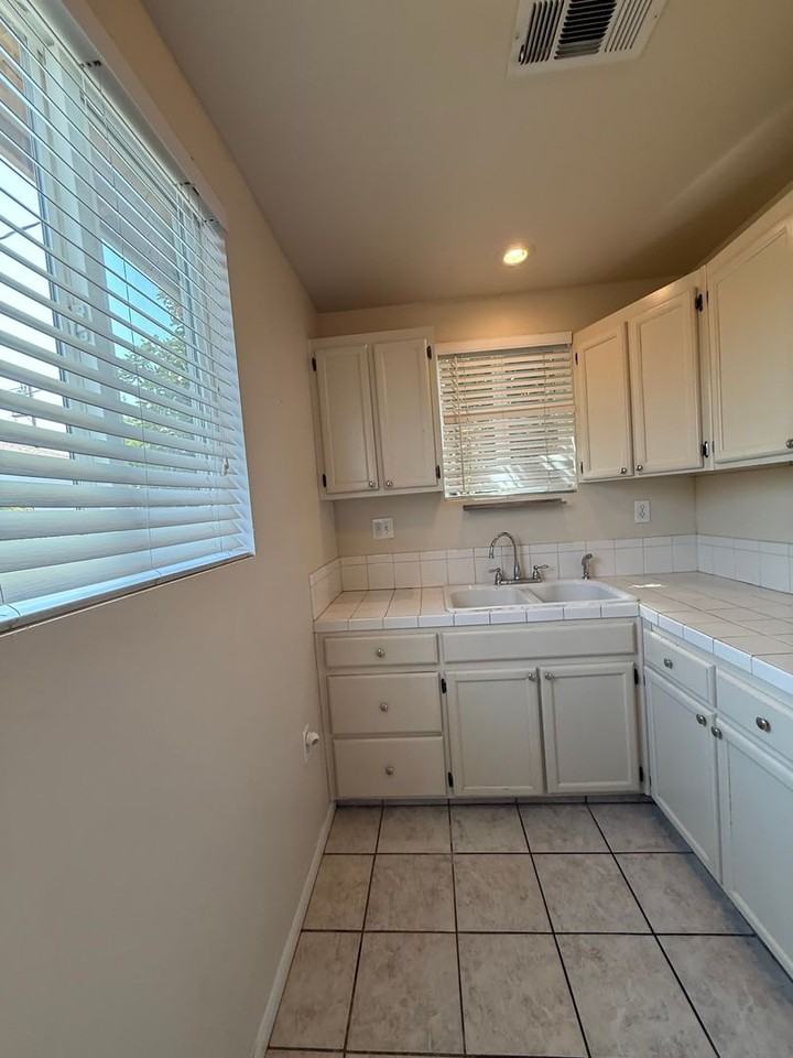 315 7th St - Photo 4 of 10