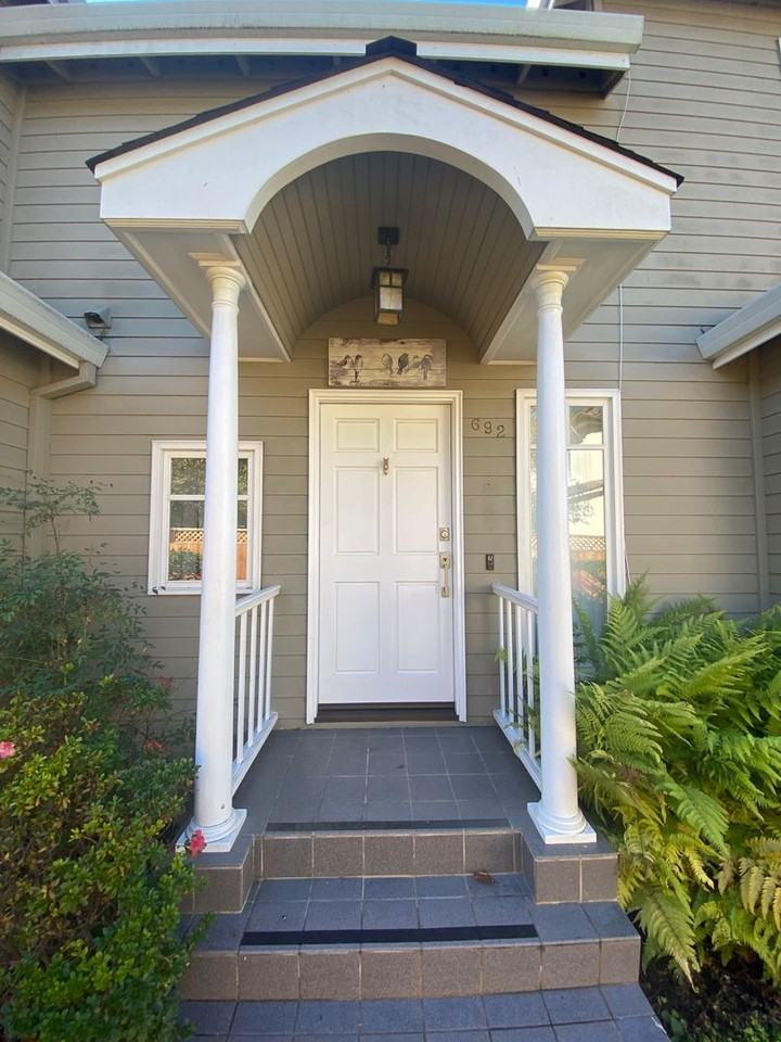 692 Creek Dr - Photo 2 of 20