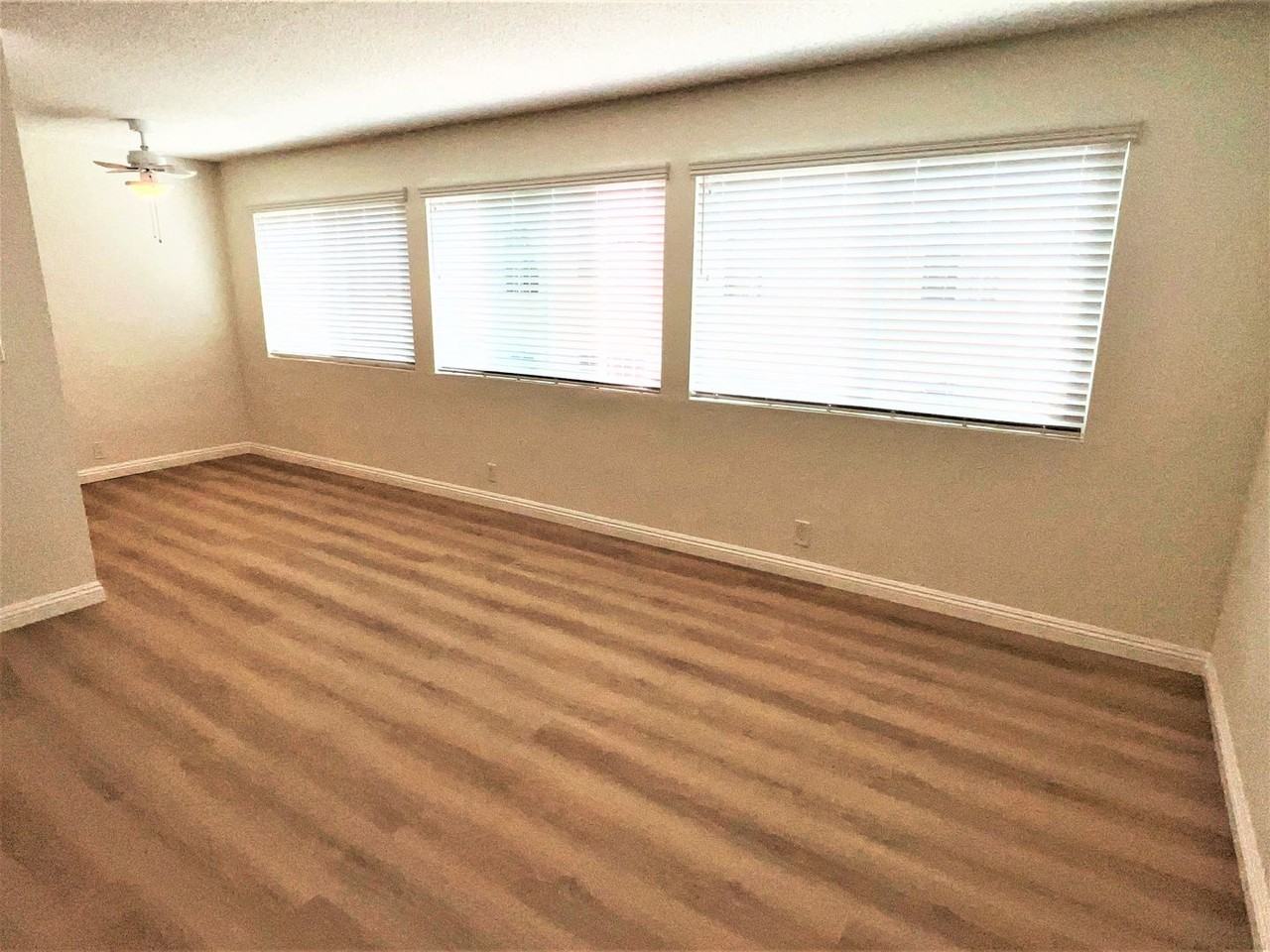 927 W 9th St - Photo 2 of 15