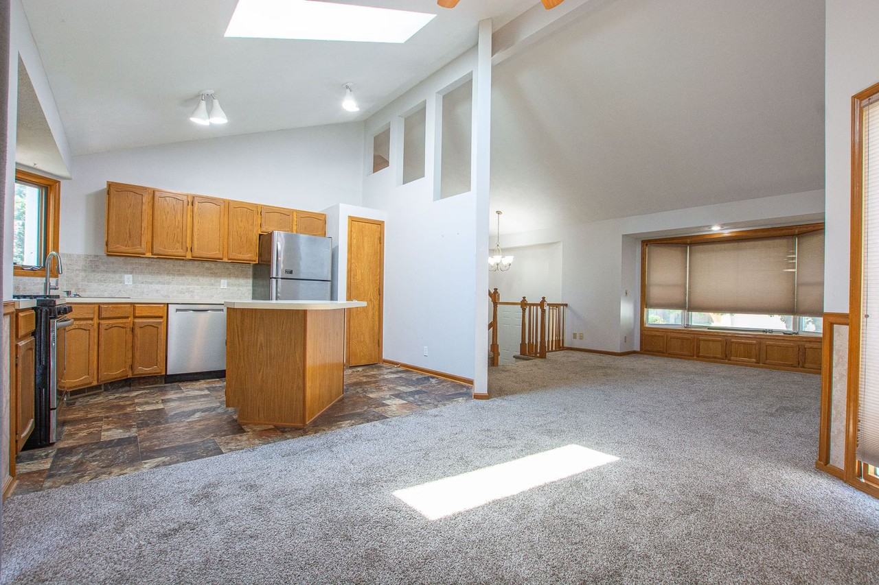 7513 S 134th St - Photo 3 of 30